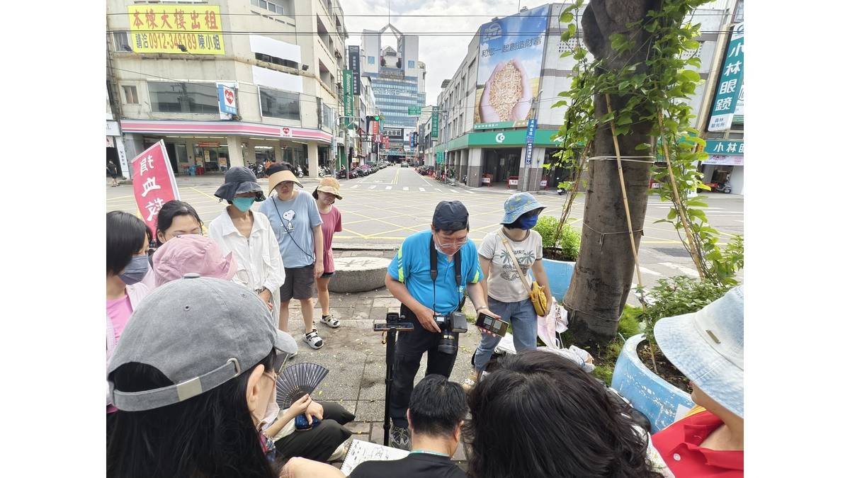 追逐煙火的男人 - 呂展源(中間)，在外互捕捉速寫畫面。