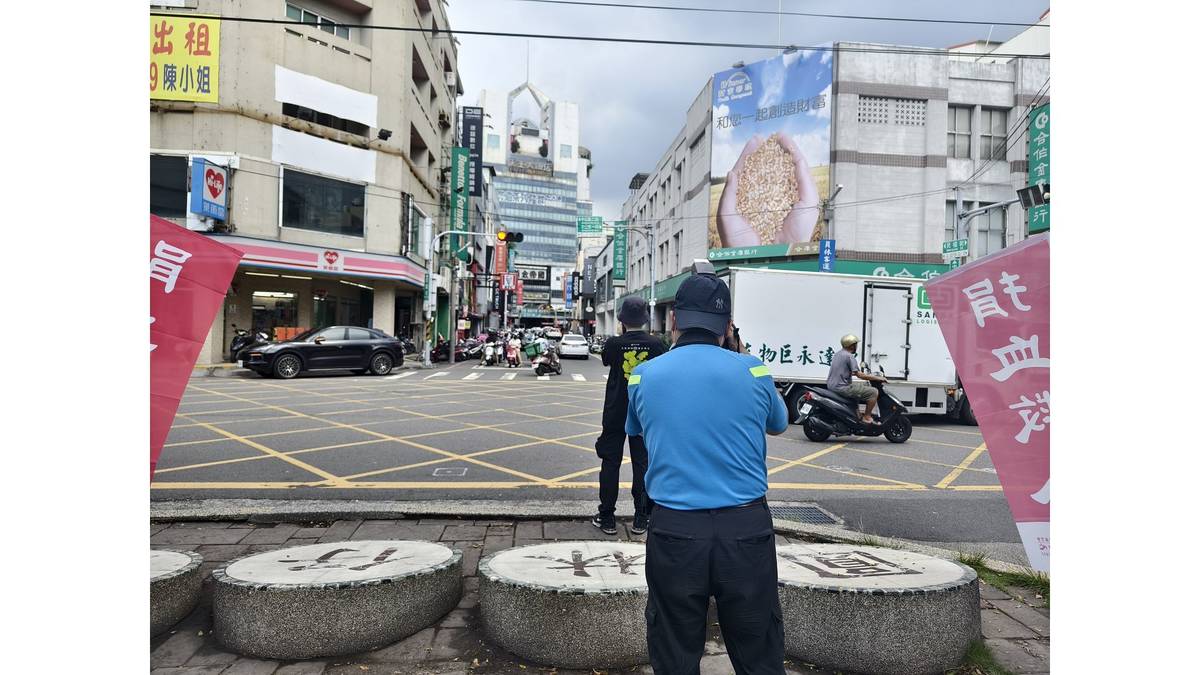 追逐煙火的男人 - 呂展源(中間)，在外互捕捉速寫老師 蕭漢元背影畫面。