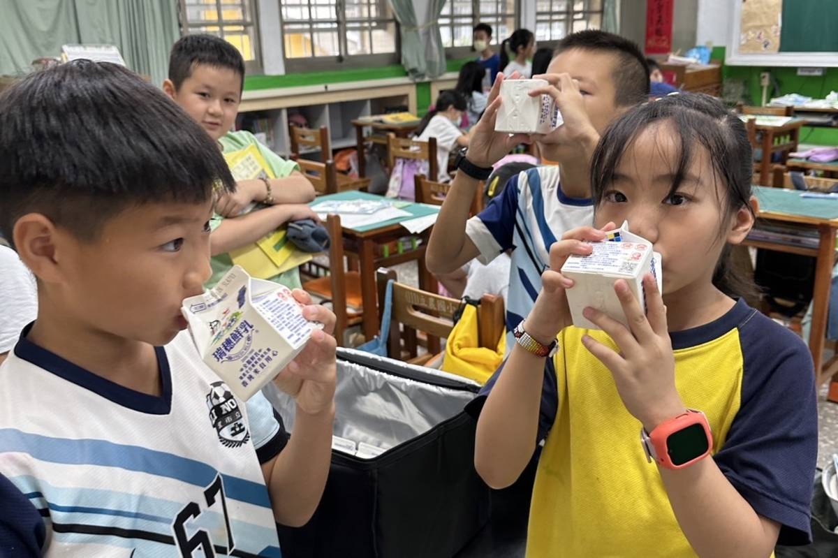 立農國小學童飲用鮮奶