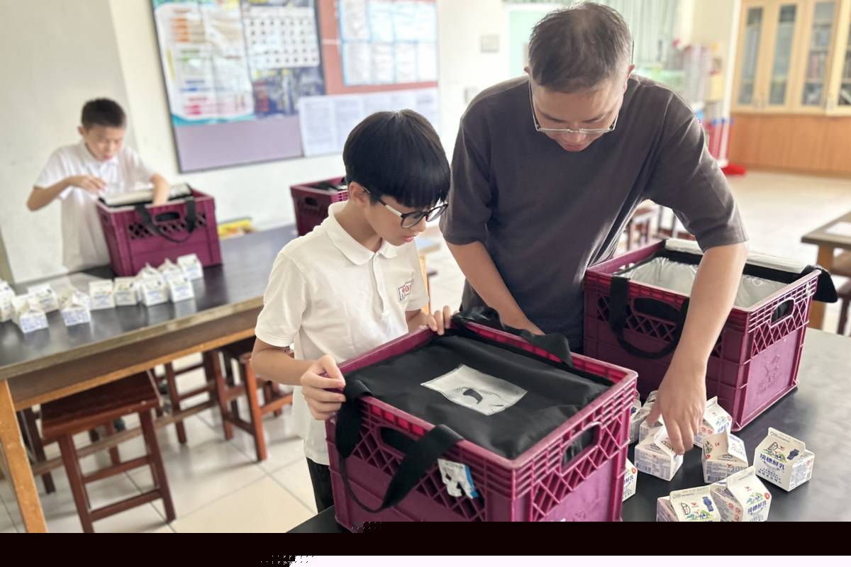 義方國小學生協助分裝鮮乳