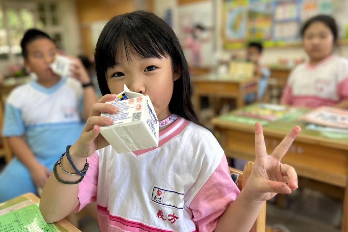 臺北市正式啟動「班班喝乳品 為學童加鈣」計畫，義方國小學生飲用鮮乳