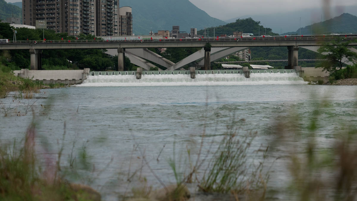 河流上的現代化水利工程擔負水資源管理的任務，但，它為人類帶來什麼呢？

本影像由「城西生活節｜笑杯、聖杯、喝一杯」提供
指導單位：台北市文化局
主辦單位：財團法人台北市文化基金會、城西營運部
執行單位：恆冠創意股份有限公司
攝影：三月影像 許博彥