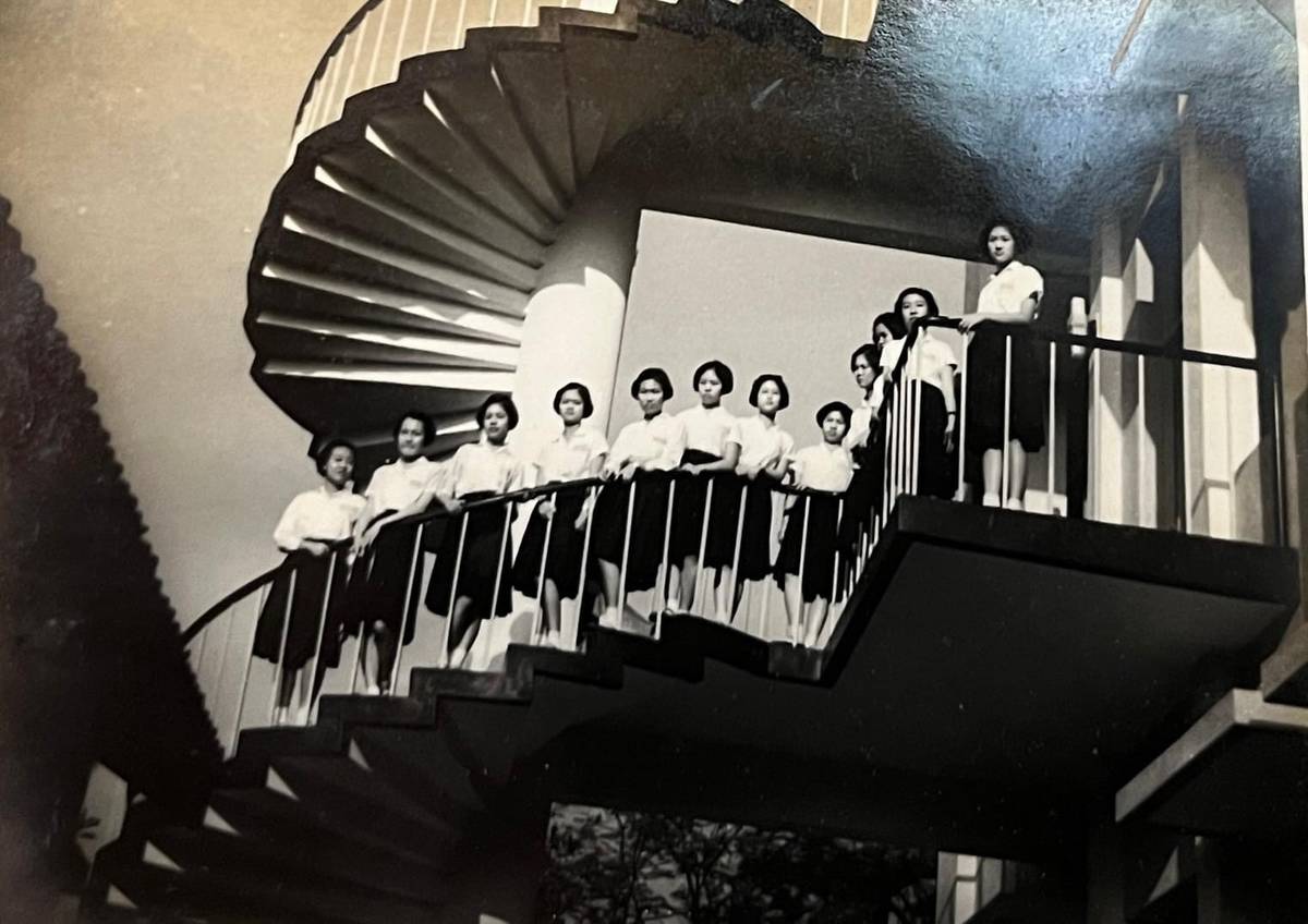 螺旋梯於1966年修澤蘭建築師設計.是校園打卡熱點
.
The spiral staircase was designed by architect Hsiu Tse-Lan in 1966. It is a popular photo spot on campus