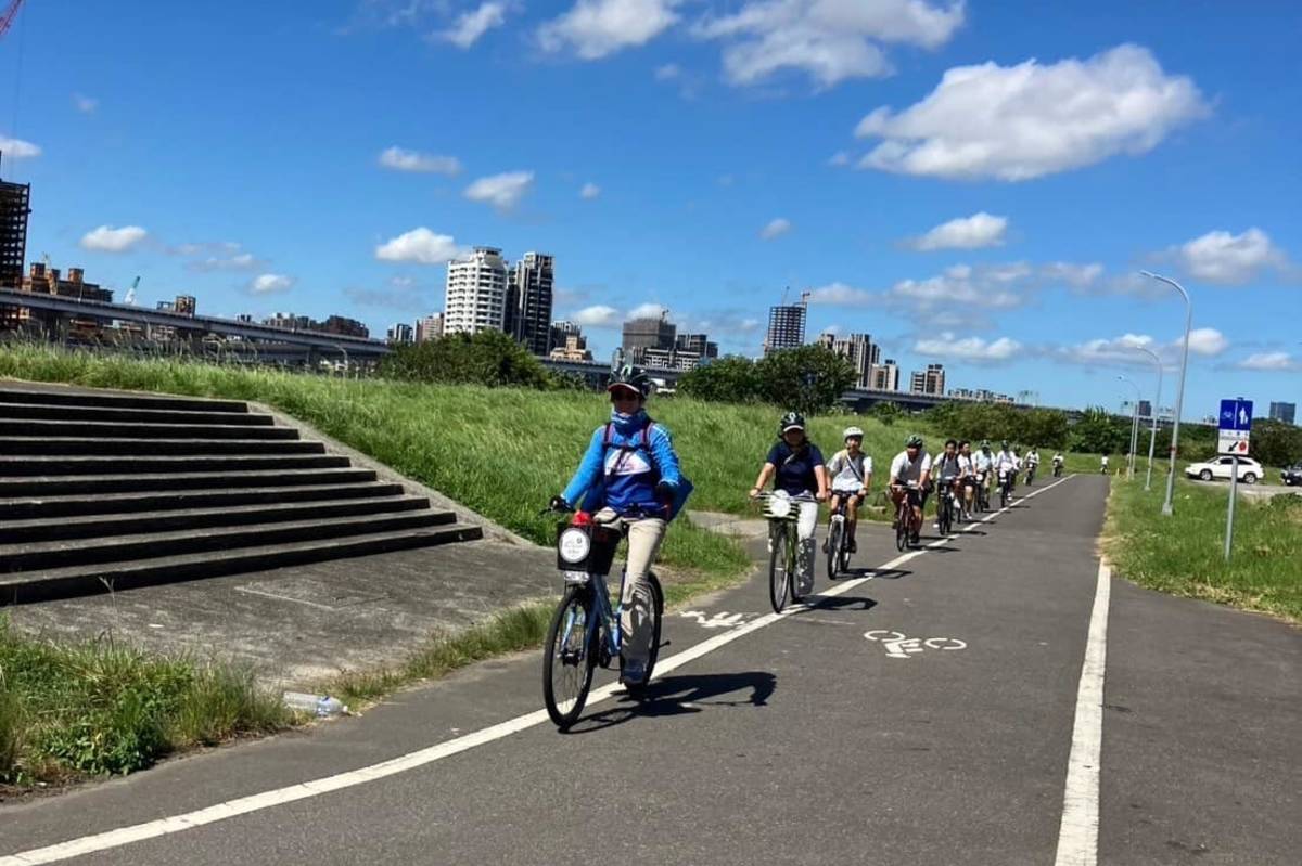 稻江護家單車成年禮活動，100多位親師生從關渡碼頭騎到木柵動物園