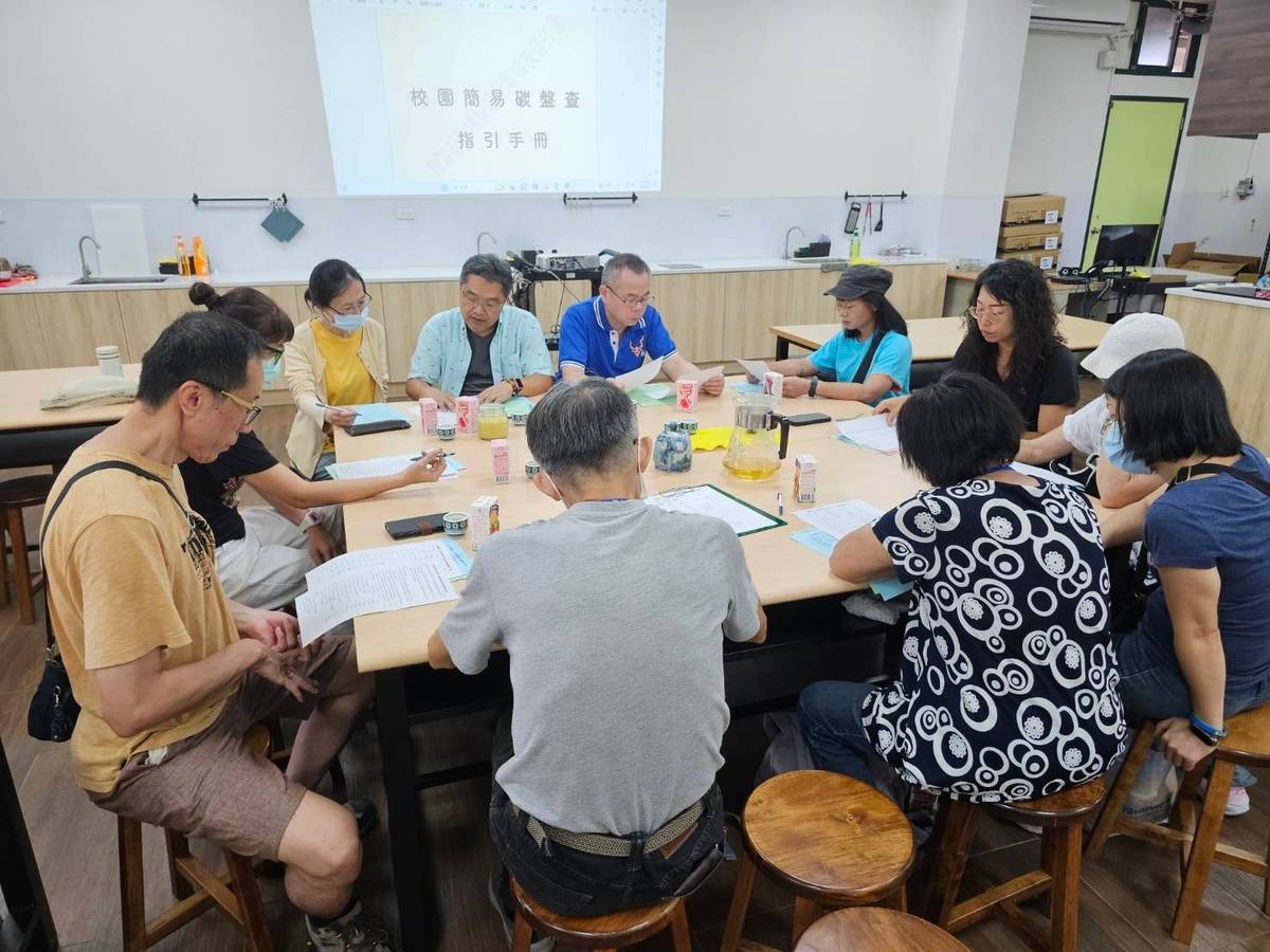 志工與教師位社團課程進行共同備課