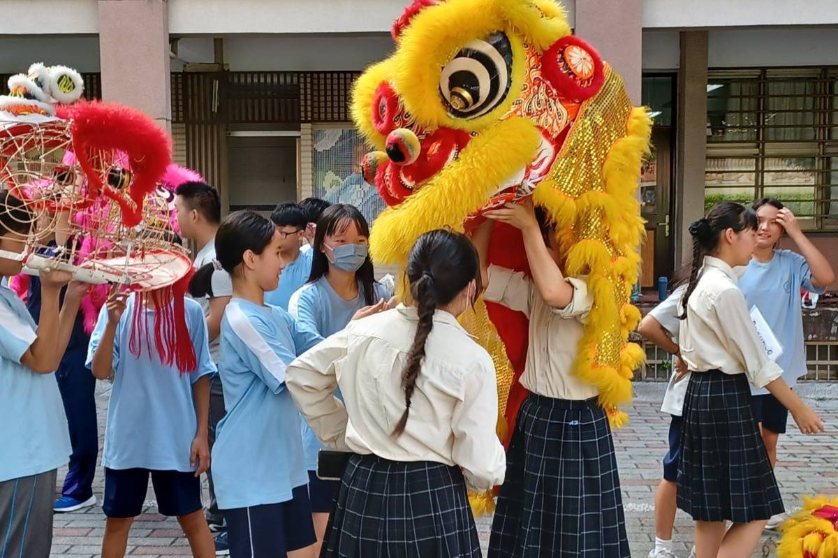 南陽高校學生體驗舞獅操作，學習舞獅的基本技巧