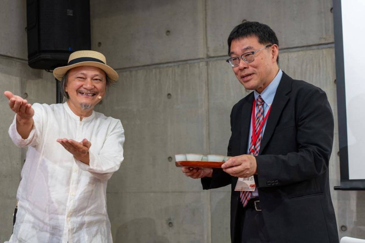 由臺史博館長張隆志代表臺史博以奉茶的心，感謝每一位文物捐贈者