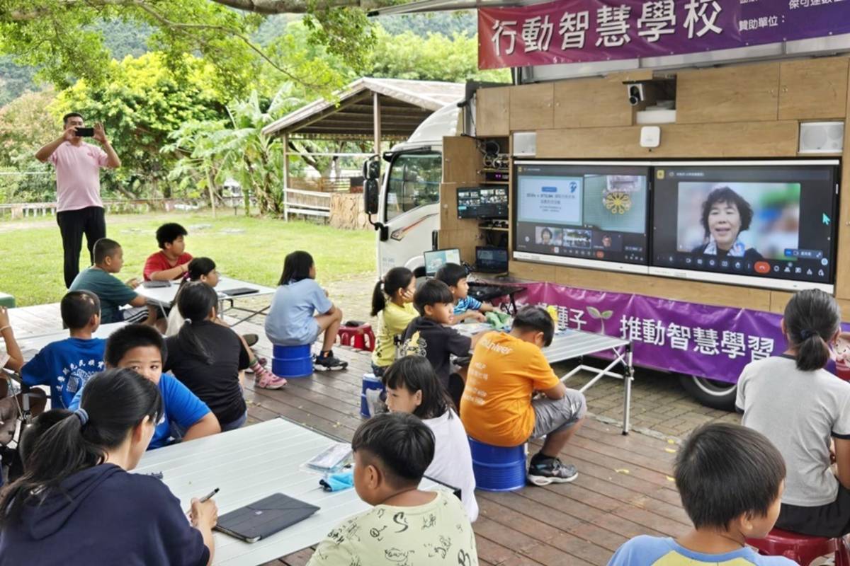 「行動智慧學校」今(30)日再度進駐臺東達魯瑪克民族實驗小學，由臺北市仁愛國中老師李美惠遠距授課，帶領學生製作「自動泡泡機」，在玩樂中體驗科學原理、認識學習永續理念。