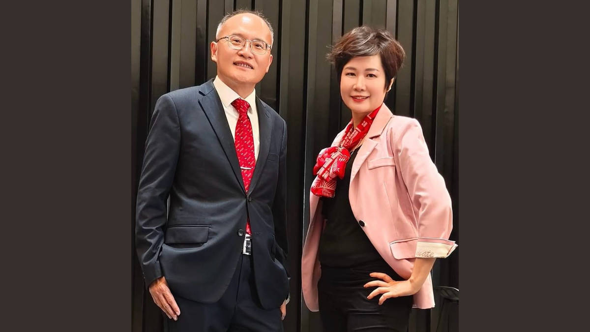 雄女鄭文儀校長與校友會丁玉雯會長
.
Principal Zheng Wen-Yi and
Alumni Association President Ding Yu-Wen