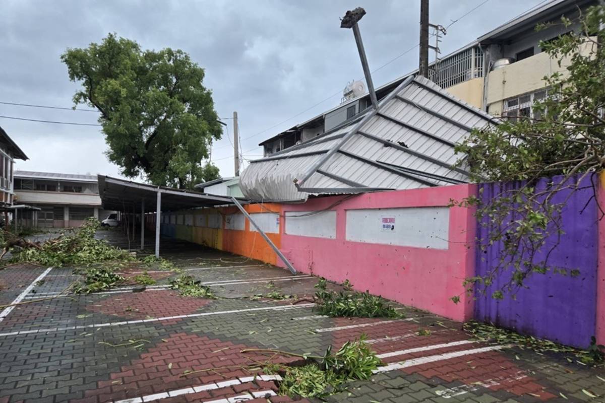 臺東市區的豐榮國小車棚遭強風連根拔起，翻過圍牆倒臥校外馬路上，巨大聲響嚇壞附近住戶。