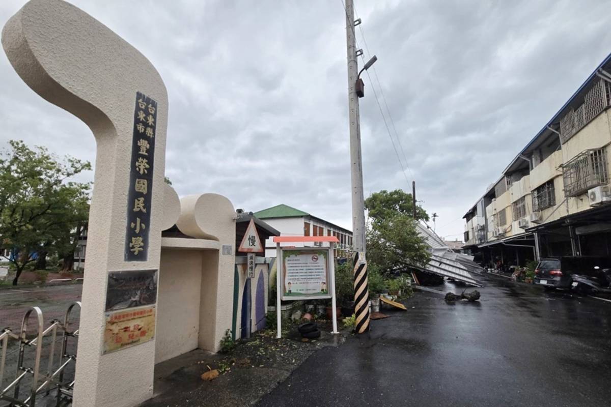 臺東市區的豐榮國小車棚遭強風連根拔起，翻過圍牆倒臥校外馬路上，巨大聲響嚇壞附近住戶。