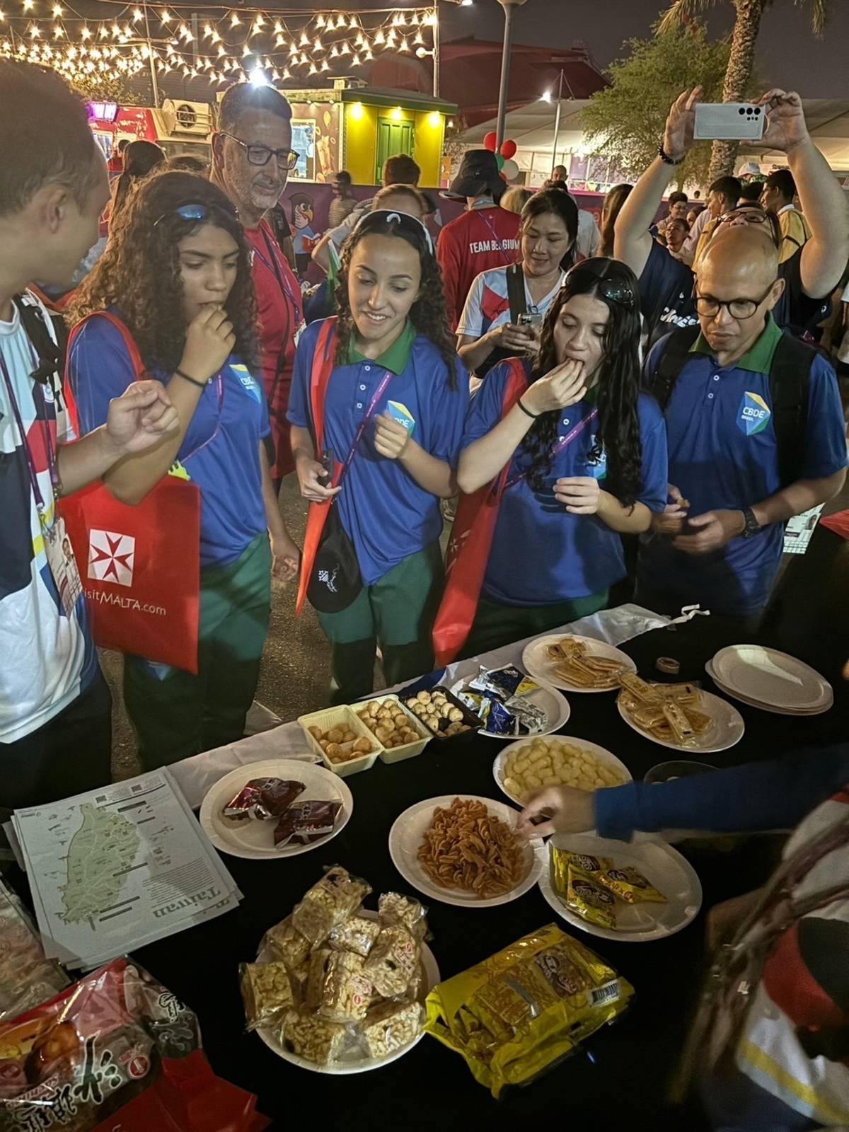 我國選手在文化之夜(Nation Night)與各國選手交流，介紹臺灣的城市及特色零食。(教育部體育署提供)