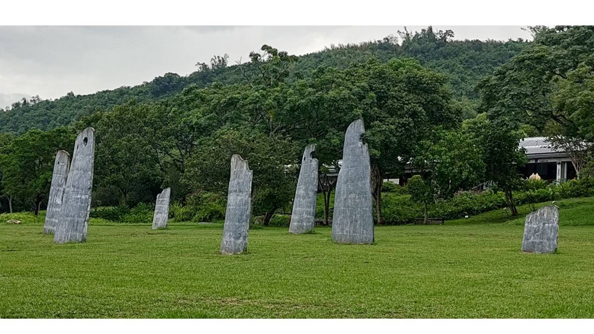 公園內設置的石柱意象