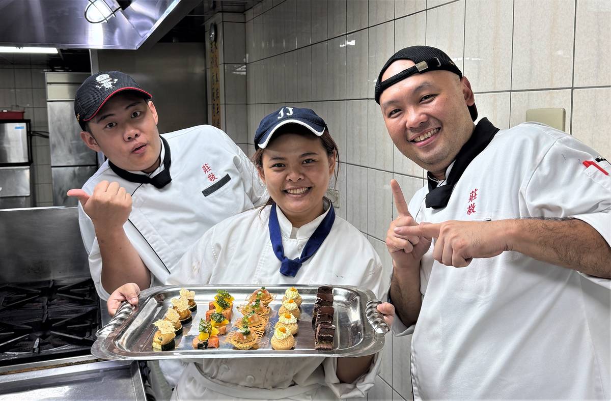 勇奪西餐烹飪金牌莊敬工家畢業生汪姿岑(中)在學校練習與作品合照