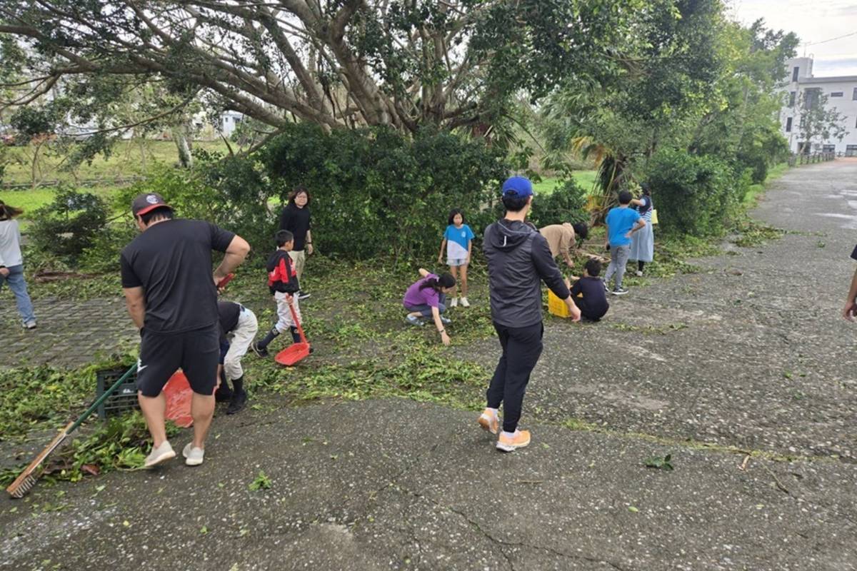 長濱國小師生攜手清理校園。