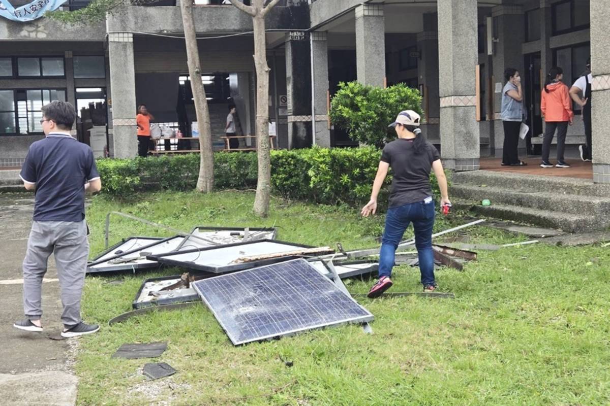 長濱國中校舍屋頂光電板遭強風吹落，四散校園。