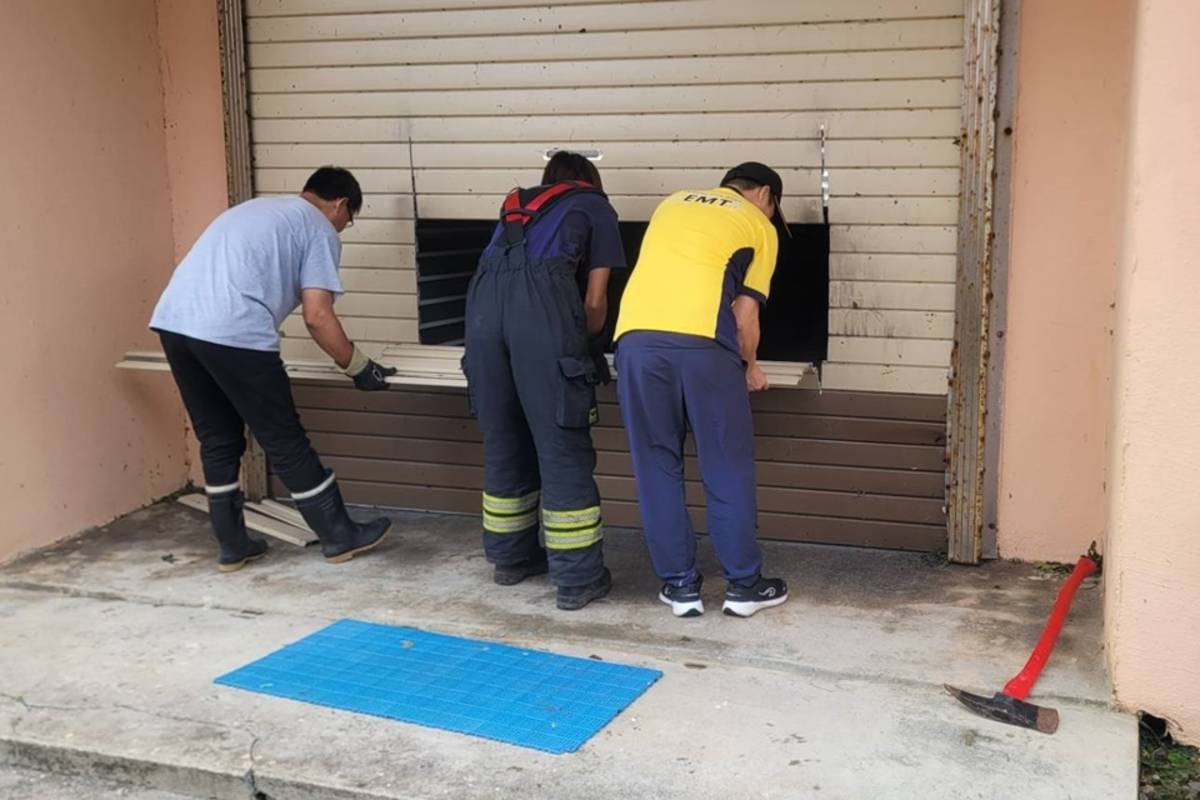 長濱國中教師宿舍鐵門因颱風變形，消防員將鐵門鋸開助教師順利脫困。