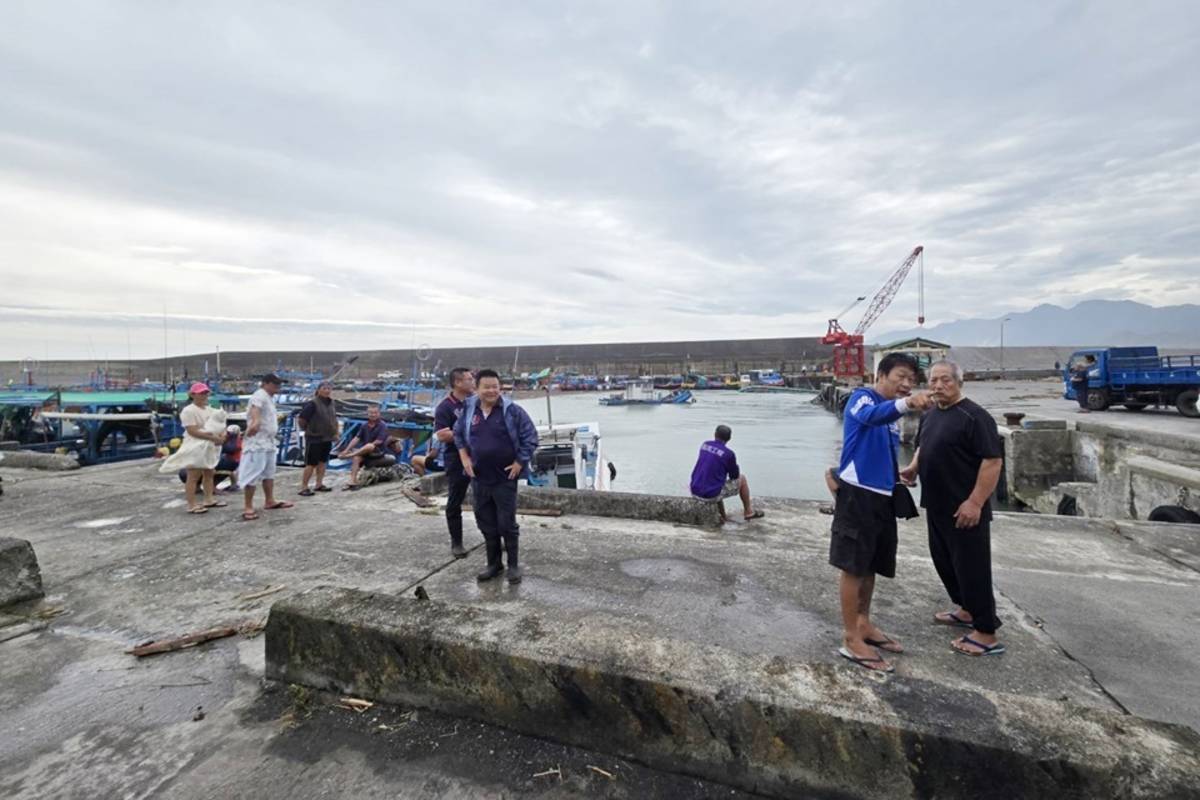 長濱漁港遭巨浪侵襲，損失慘重，超過30艘漁船沉沒、翻覆，港區內塞滿漂流木，漁民欲哭無淚。