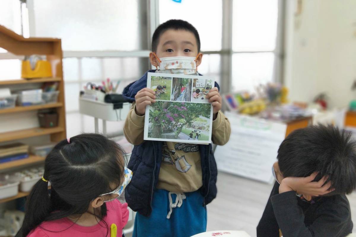 幼兒分享自己的攝影經驗，並回應賞析彼此的作品