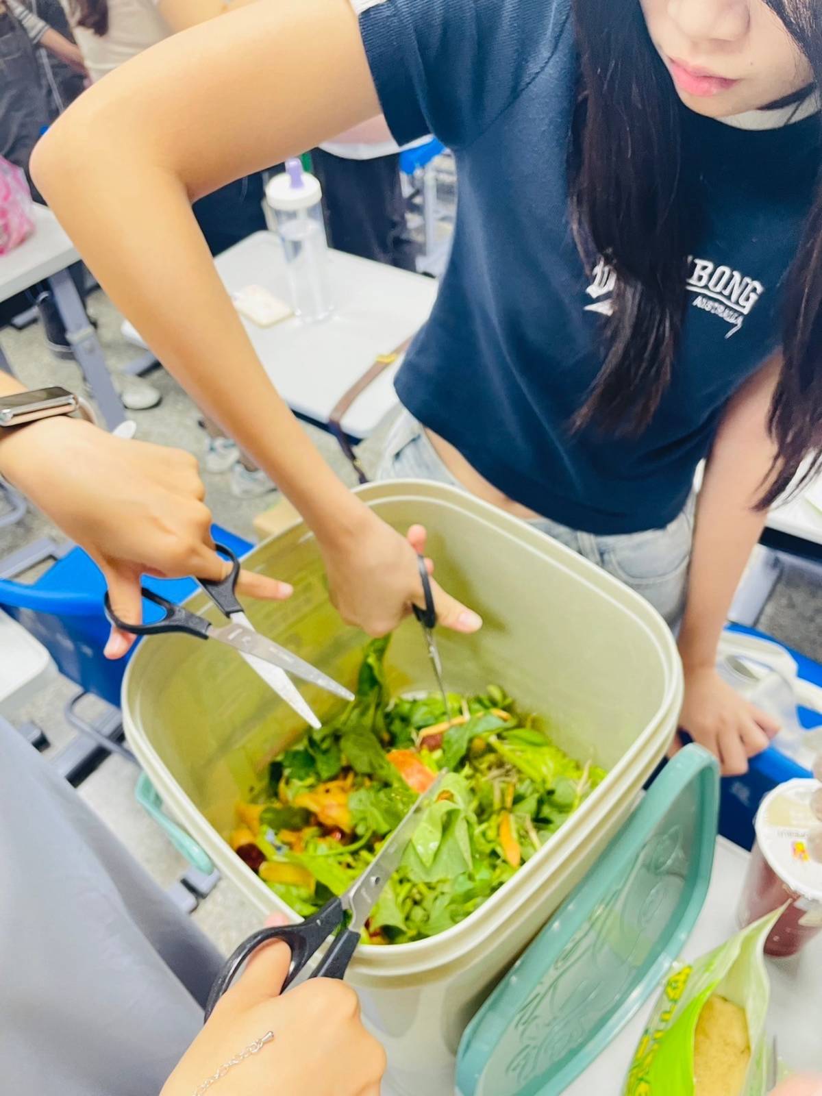 學生透過課程了解微生物菌對環境重要性，推動零浪費低碳飲食，友善環境綠時尚。(北護大提供)