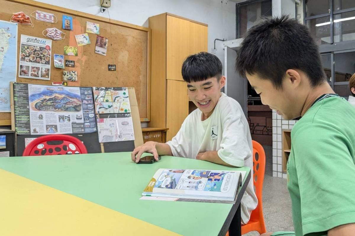 國防大學學生擔任北投國中課輔老師，協助學生突破學習瓶頸，增進解題技巧
