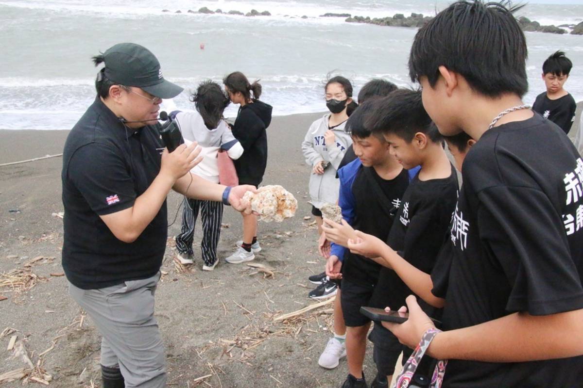 臺東縣育仁中學與國立臺東大學環境教育中心主任段文宏合作，帶領學生為珊瑚礁健康檢測，認識珊瑚生態系統，同時也觀察珊瑚的色彩、結構，透過觀察美的角度，更加珍視自然資源的價值。