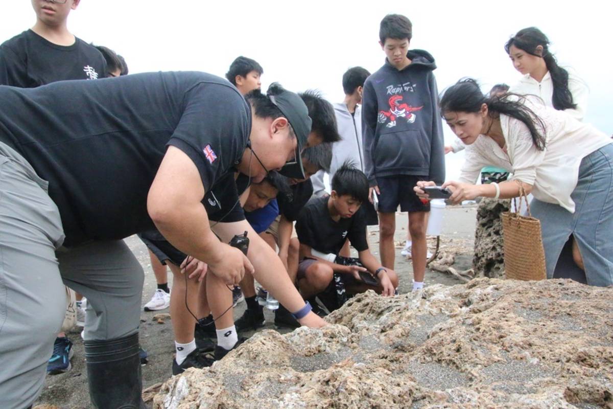 臺東縣育仁中學與國立臺東大學環境教育中心主任段文宏合作，帶領學生為珊瑚礁健康檢測，認識珊瑚生態系統，同時也觀察珊瑚的色彩、結構，透過觀察美的角度，更加珍視自然資源的價值。