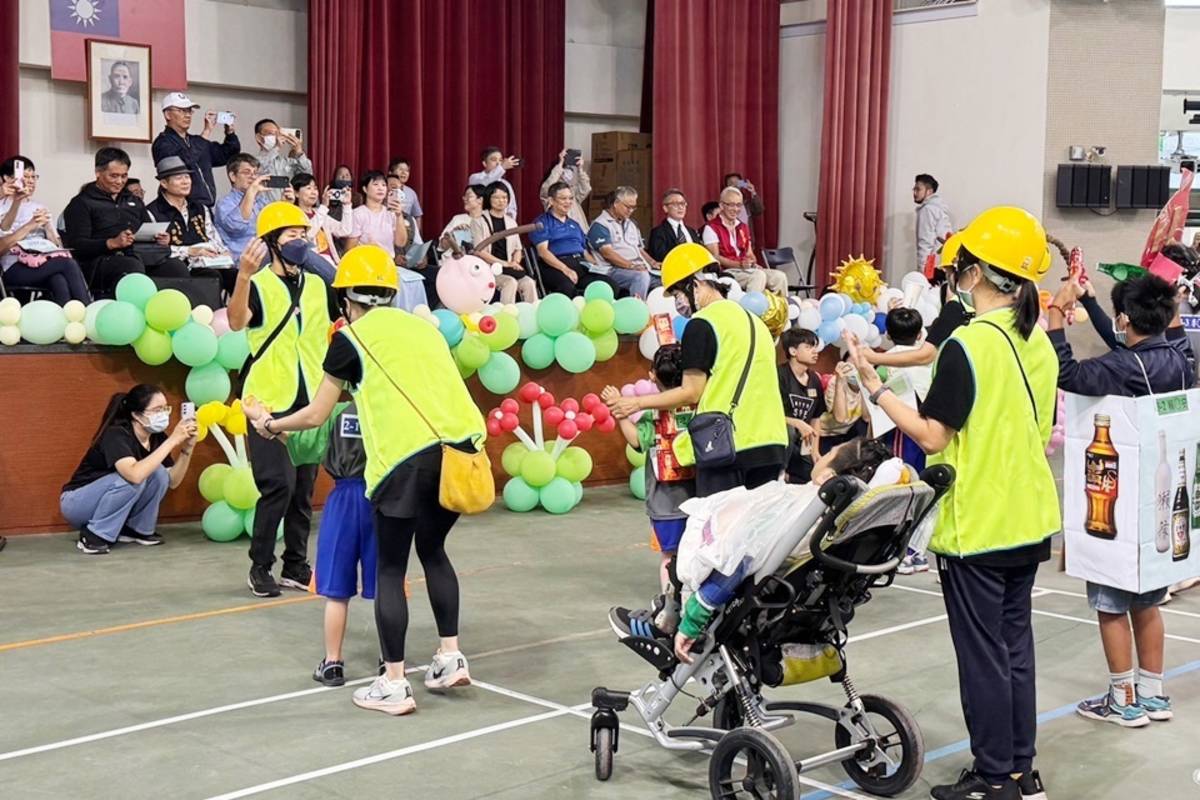 東大附特舉辦13週年校慶運動會，師生配合各式主題精心裝扮、華麗進場，帶來創意演出。