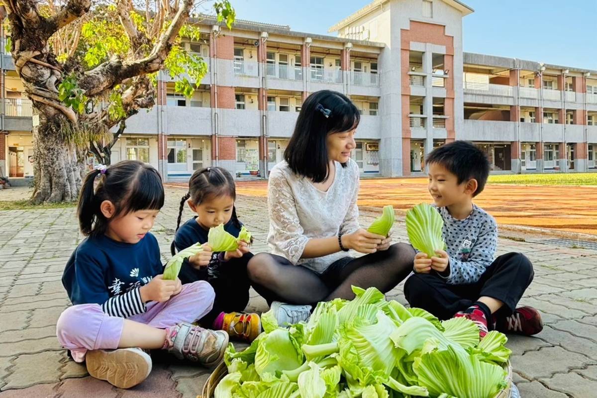 討論阿公及阿婆保存芥菜的方法 (教育部提供)