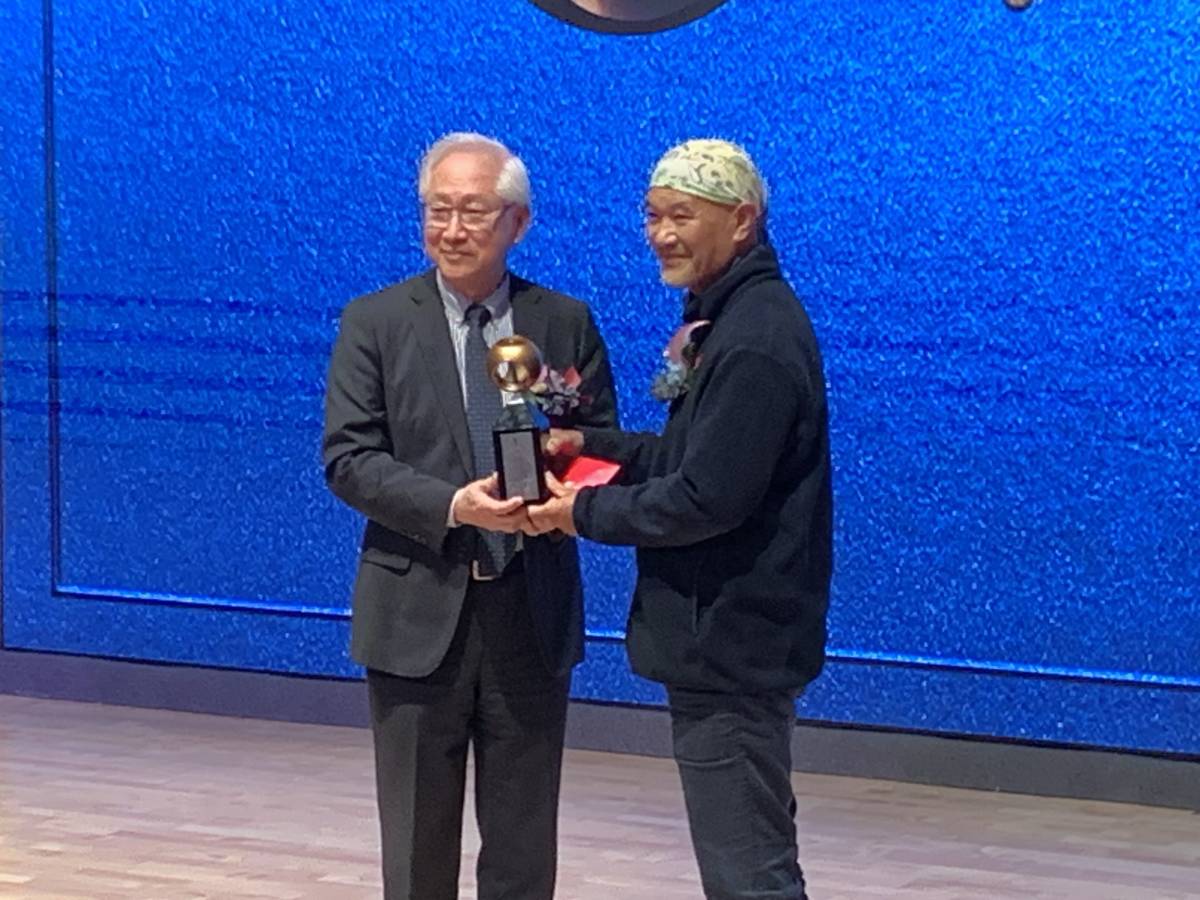 臺南社區大學臺江分校執行長吳茂成(右)獲頒東元獎人文類獎