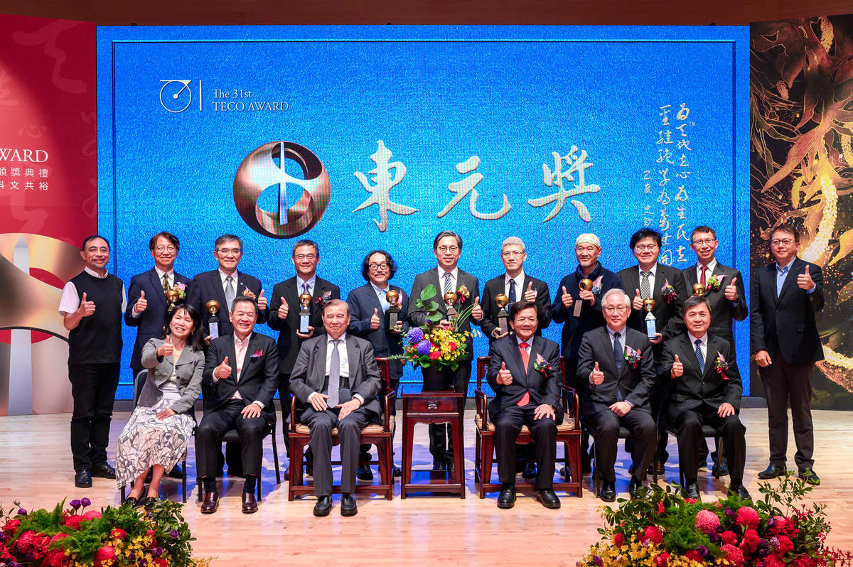 東元科技文教基金會董事長李世光(前排右3)、東元電機董事長利明献(前排左2)、工研院董事長吳政忠(前排右2)與全體得獎人及其眷屬合影 (東元提供)