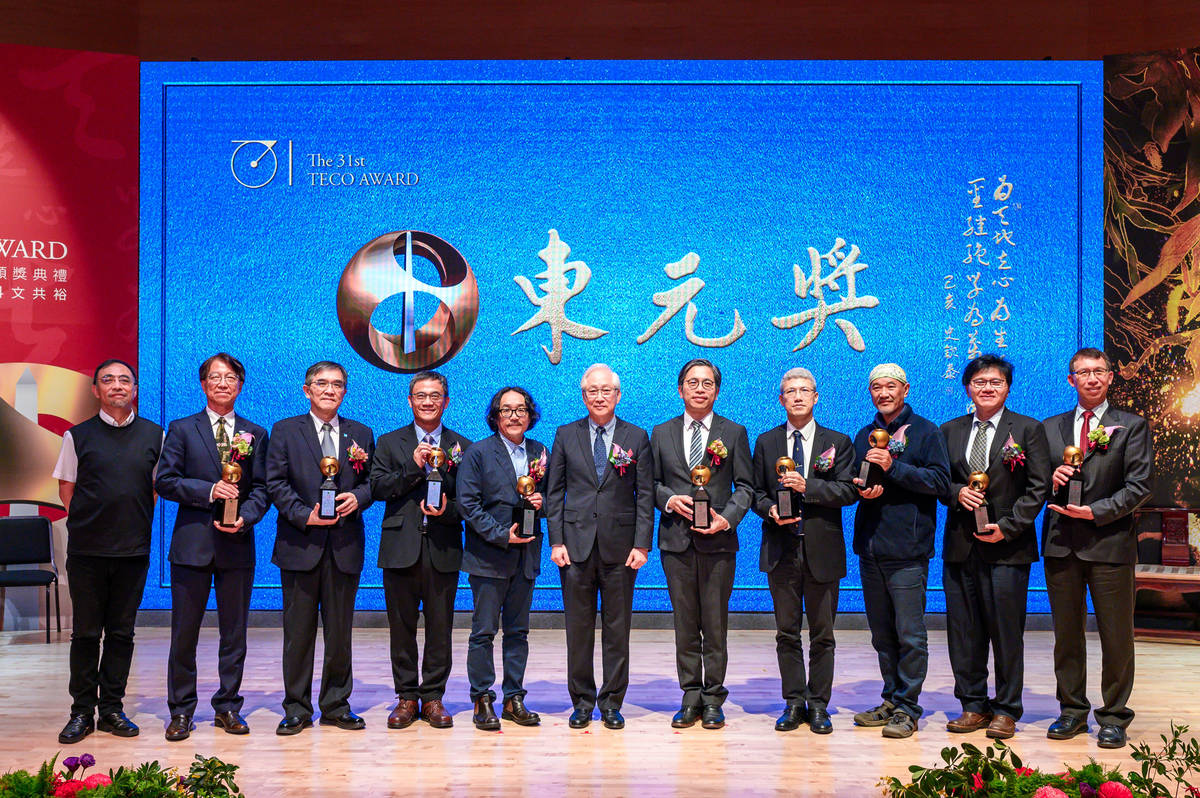 第三十一屆東元獎得獎人與頒獎人工研院吳政忠董事長(左6)合影 (東元提供)