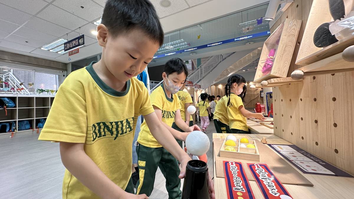 幼童從體驗中思考漂浮小球為何能飄在空中