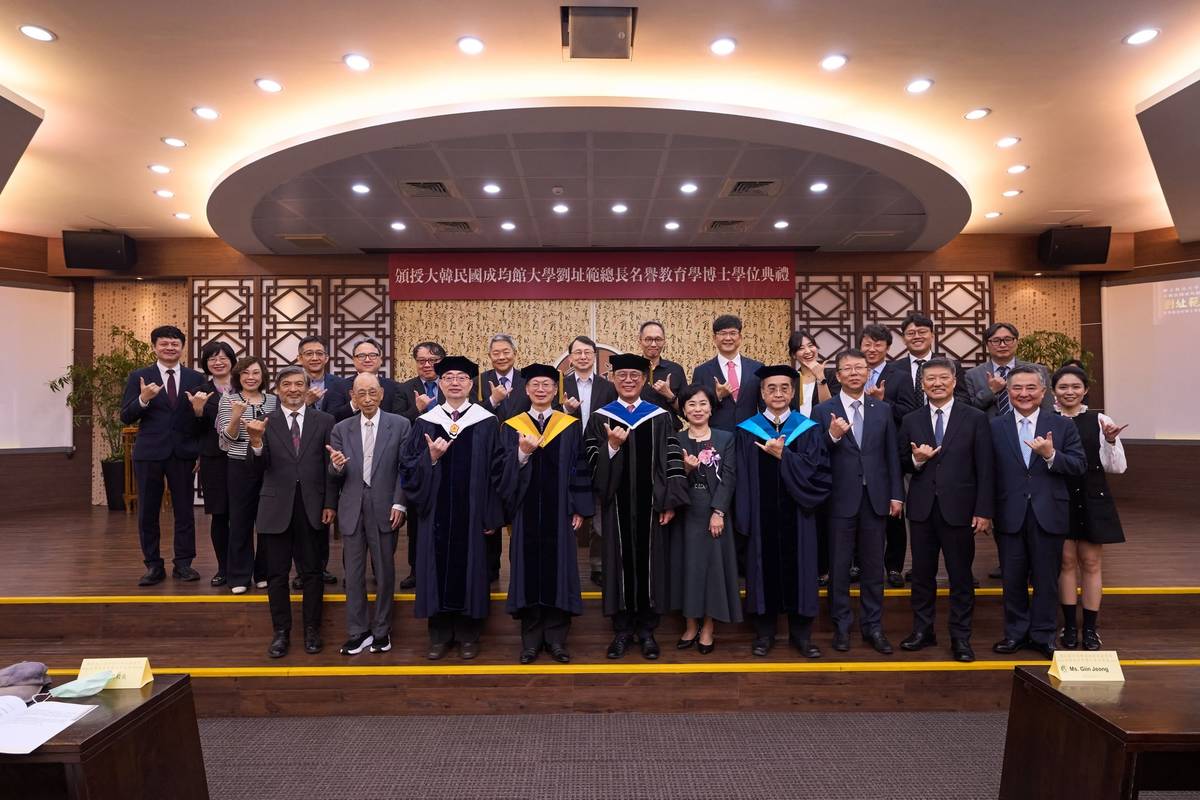 國立政治大學與韓國成均館大學締結姊妹校一甲子，貴賓合影留念。(政大提供)