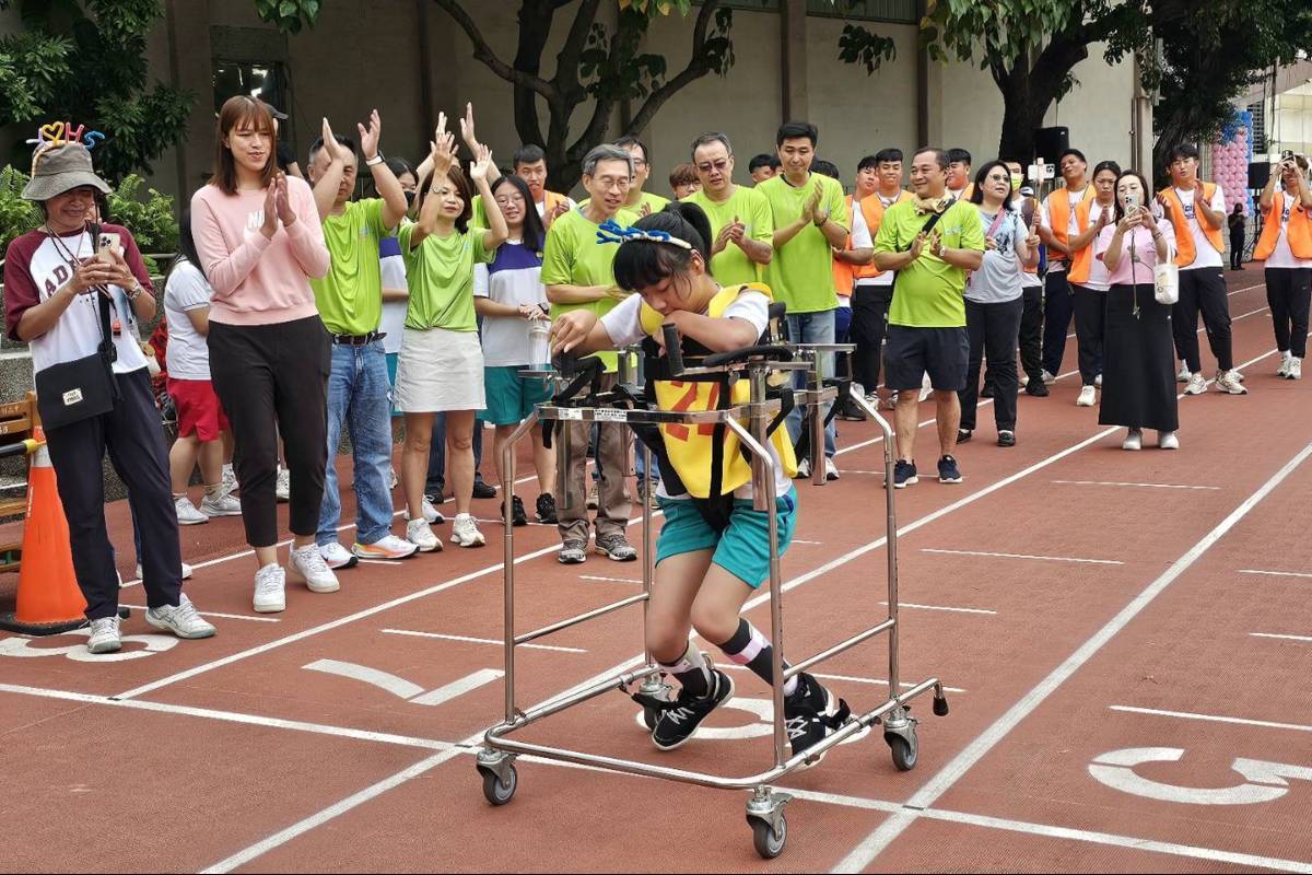 陽明高中學生張采睎克服極限，依靠助行器跑完百米