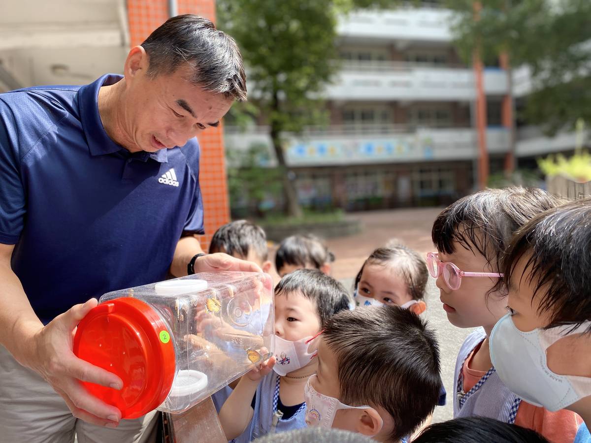 景新國小附幼黃文賢校長與幼生互動學習