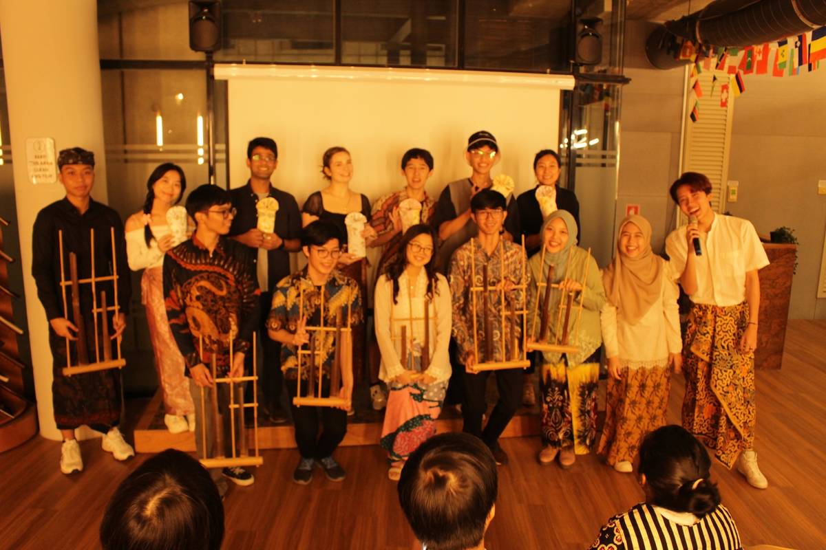 元智學生進行傳統樂器安格隆（Angklung）演奏。(元智大學提供)