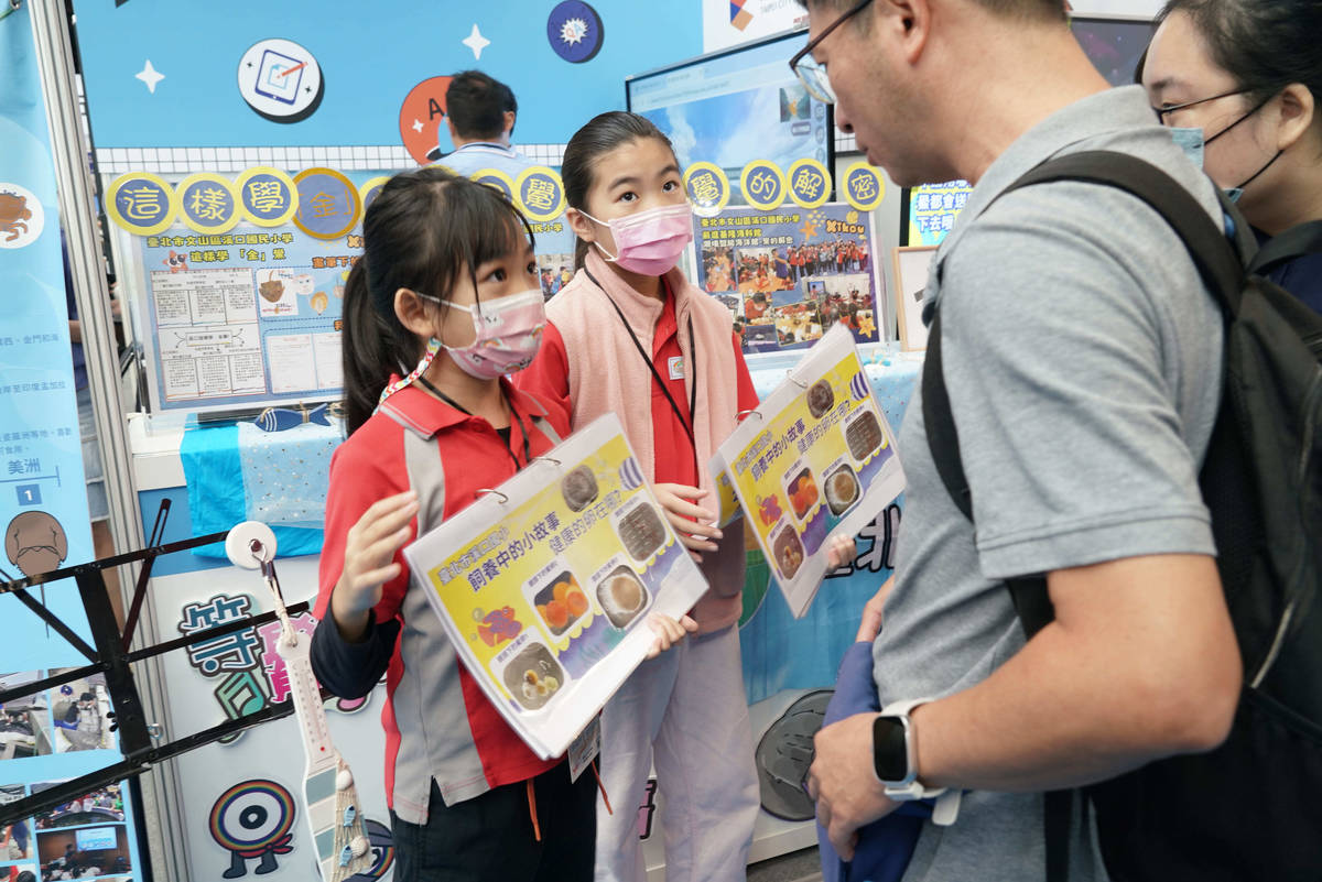 北市教育局也讓國小學生化身「小小解說家」，向參觀者生動介紹鱟魚的飼養過程與相關知識 (北市教育局提供)