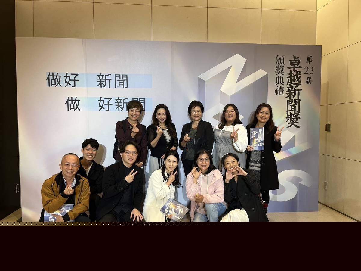 國立教育廣播電臺有兩項作品入選第23屆卓越新聞獎，包括臺北總臺黃兆徽、張博瑞作品「TikTok 教戰手冊：假訊息、抖音腦與美國禁令下的國安隱憂」，
花蓮分臺趙佳韻、林文玲、林曉君「你死我活的校園－校園霸凌系列報導」。圖為參賽者與教育廣播電臺臺長黃月麗(後排右三)。