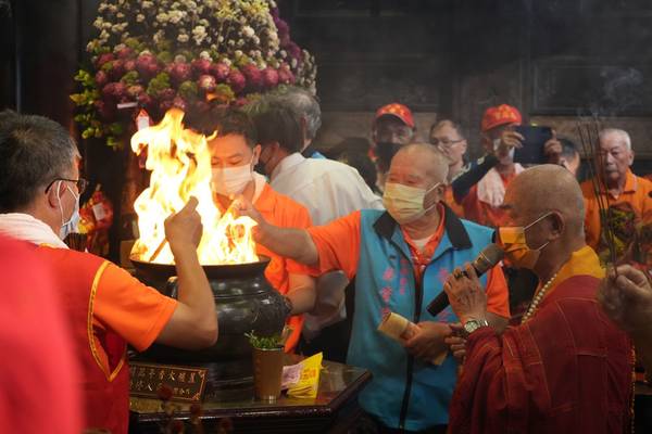 Minister Li honors Chao-Tian Temple as preserver of folk custom with recognition certificate