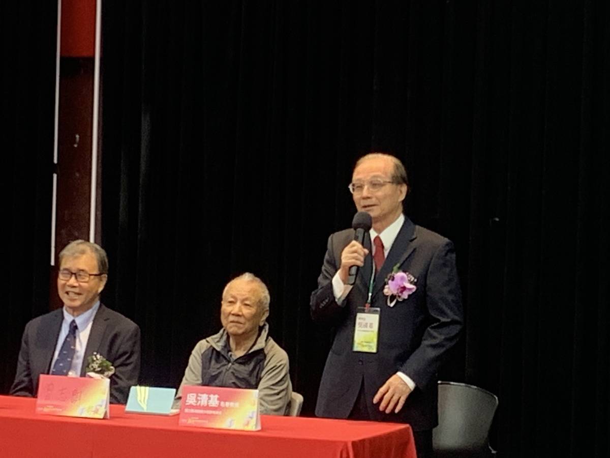 前教育部長曾志朗(中)與吳清基(右)也到場共同參與年會