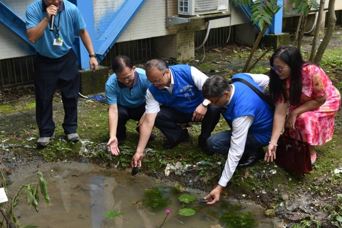 信義國中師生放養田蚌，將成為高體鰟鮍寶寶的育嬰室