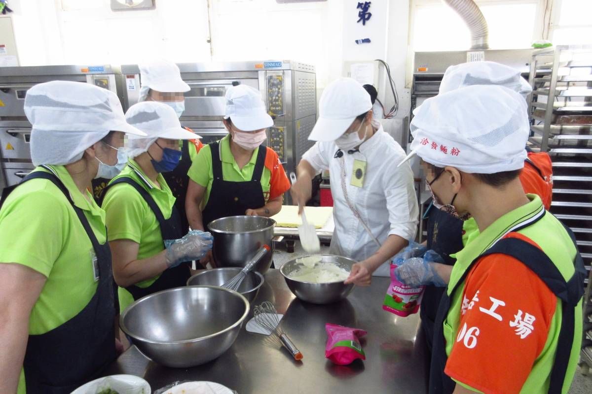 「臺中女子監獄烘焙實作班」學員學習製作各種點心。(圖:弘光科大提供）