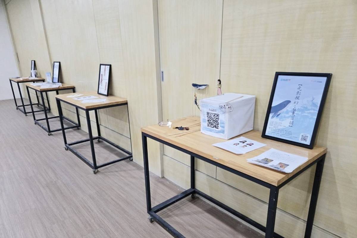 臺東大學人文學院「高教深耕成果展暨東臺灣人文創新創意競賽」作品展，學生以所學專業深入社區部落，動手實踐創意，展現東臺灣文化魅力。