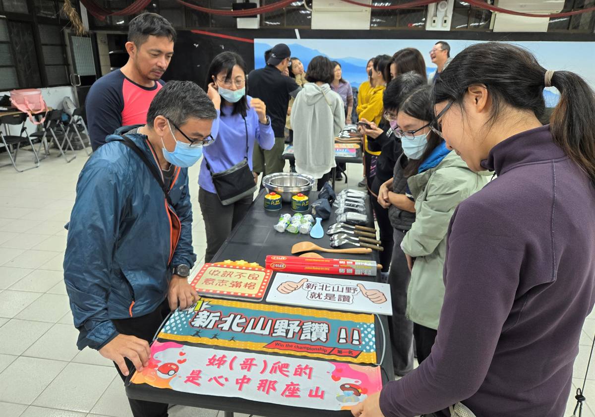 教師進行裝備檢查清點，確保登山各項安全