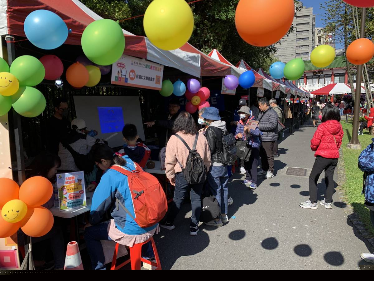 教育電臺「歲末感恩聽友聚」園遊會吸引許多大小朋友參與