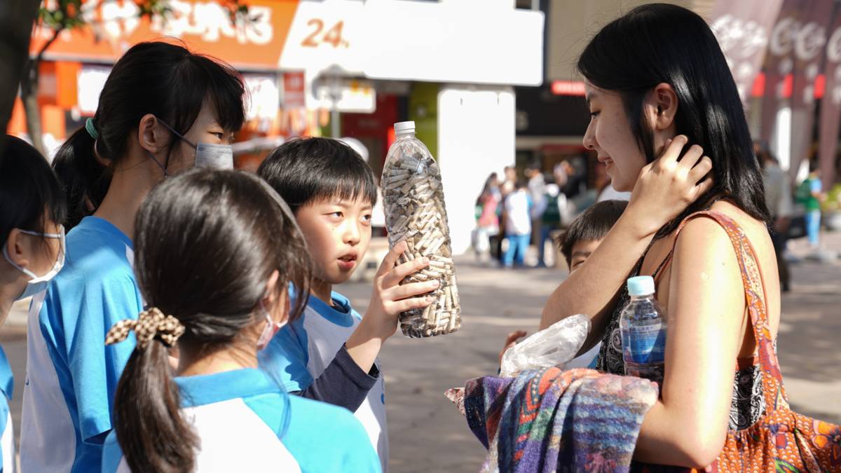 112學年度「校園菸檳危害防制教育推廣」績效-優等-臺北市中山區懷生國小-112學年度全五年級加大學生志工及環保局清潔隊共百人於東區推廣「減少環境中菸蒂的三手菸危害之菸蒂不落地」