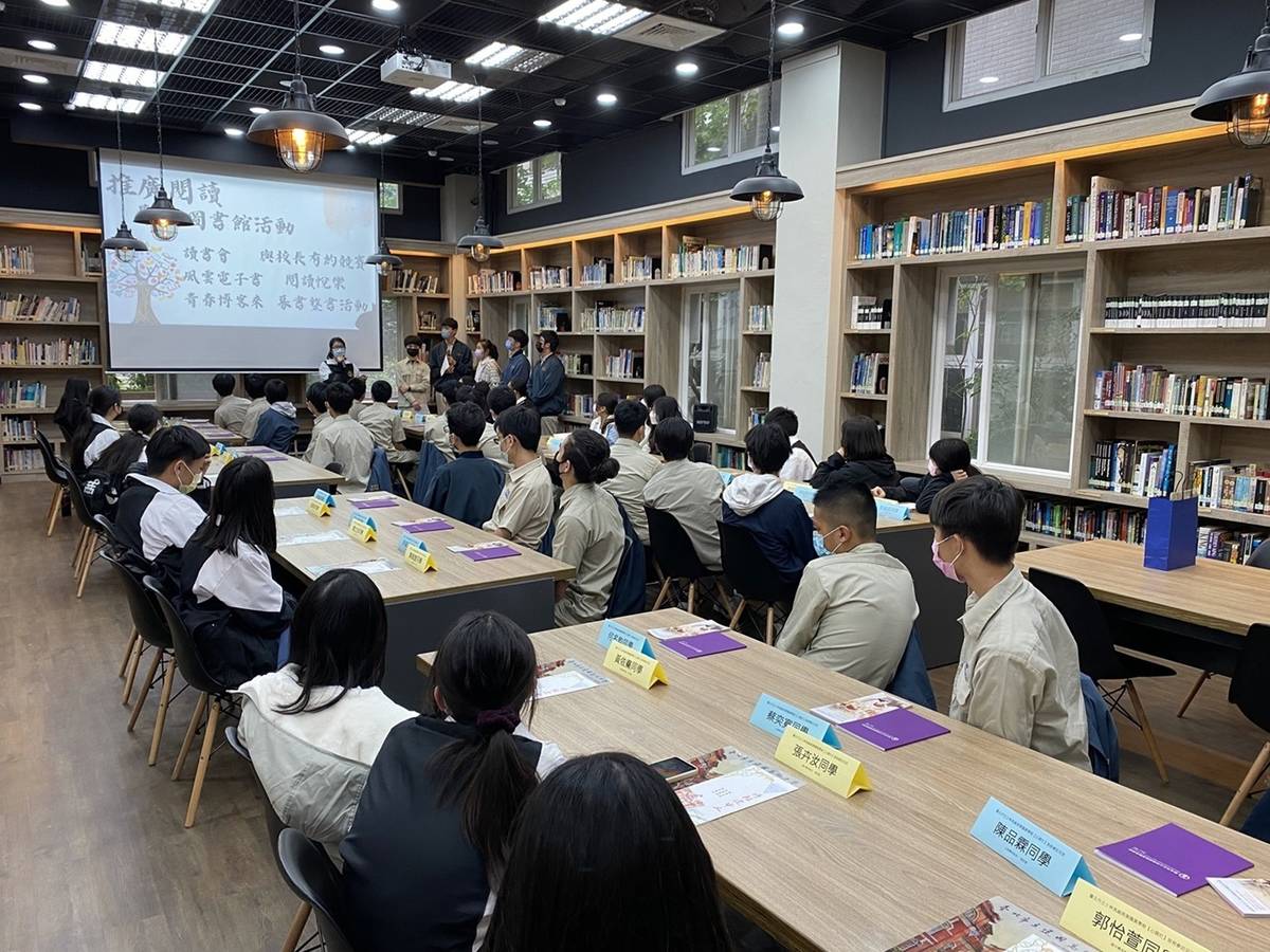 為推廣閱讀，鍾允中邀請同學到建國中學圖書館參訪，看看第一名校的學生都在閱讀什麼