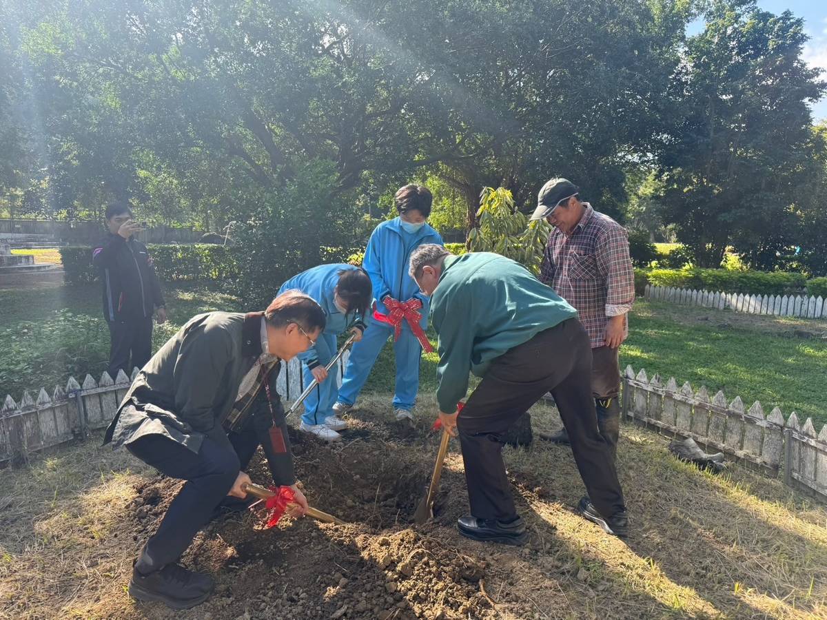 至善國中辦理「種一棵減碳樹，育一片永續林」植樹課程活動，學生體驗植樹