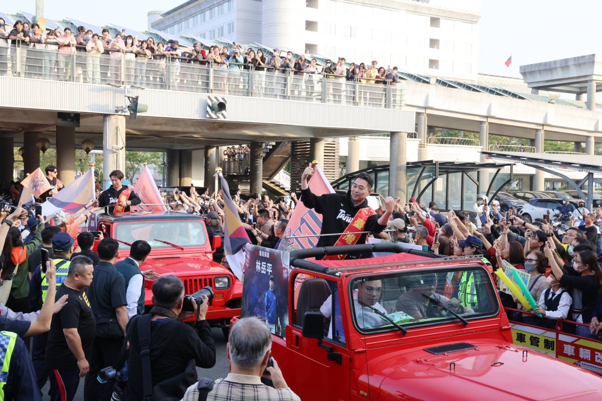 南市舉辦棒球英雄遊行 12強冠軍選手接受市民喝采